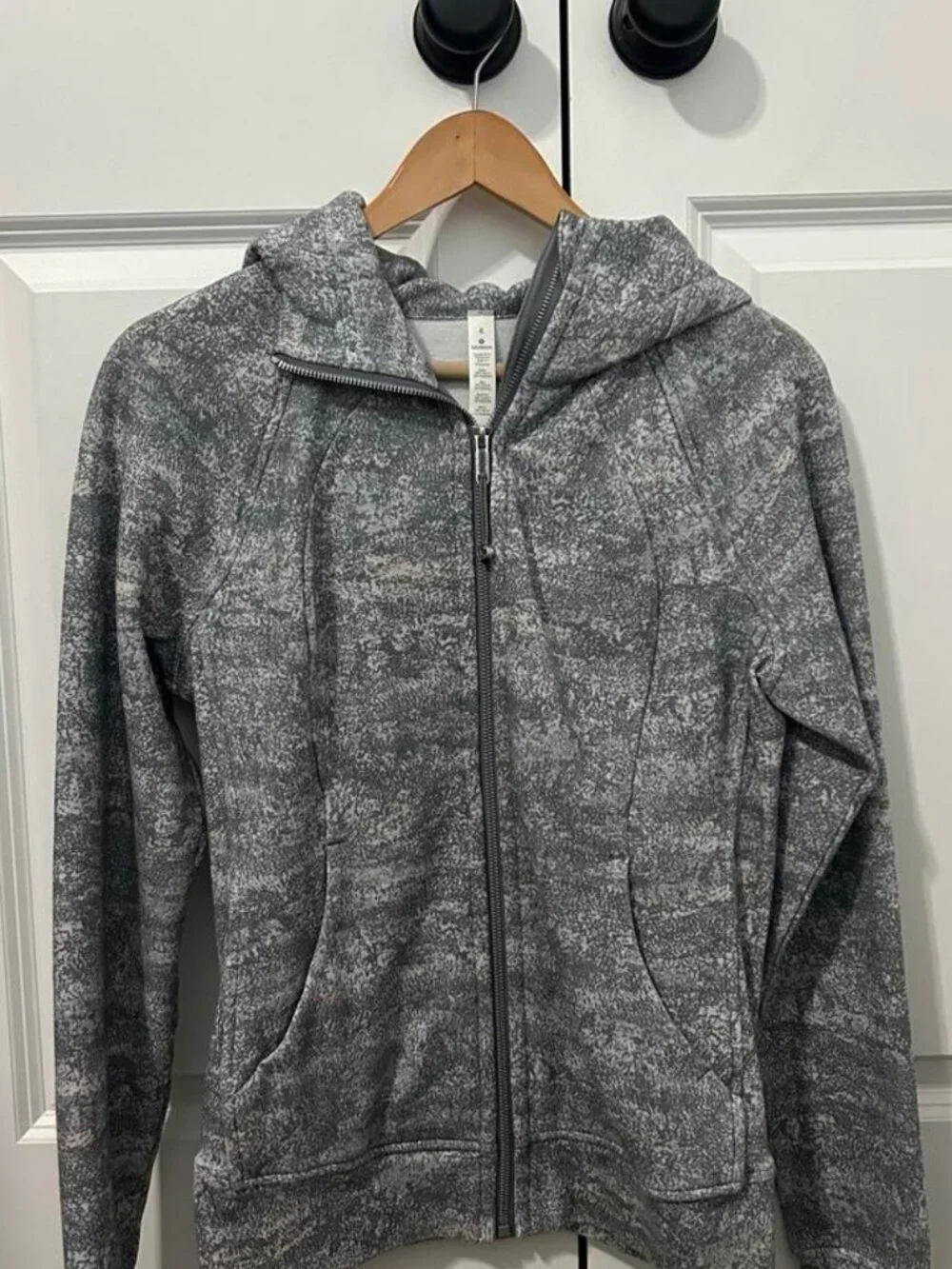 Lululemon Women's Grey and White Hoodie